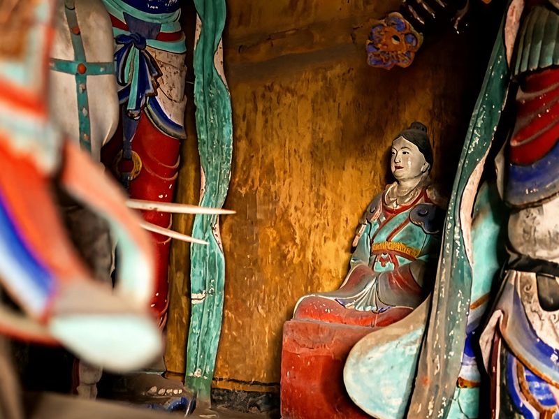 她出钱建了这座殿,一千年后一个女人找到了她